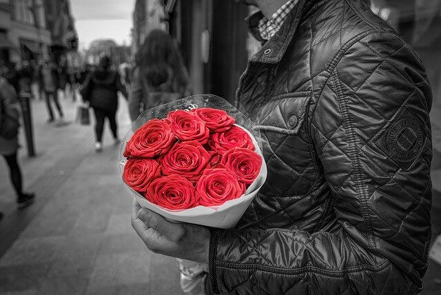 薔薇の花束を持つ男性