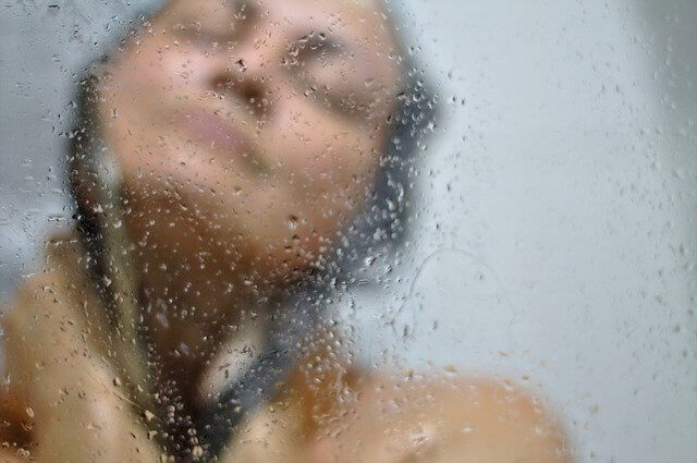 シャワーを浴びながら官能的な表情をしている女性