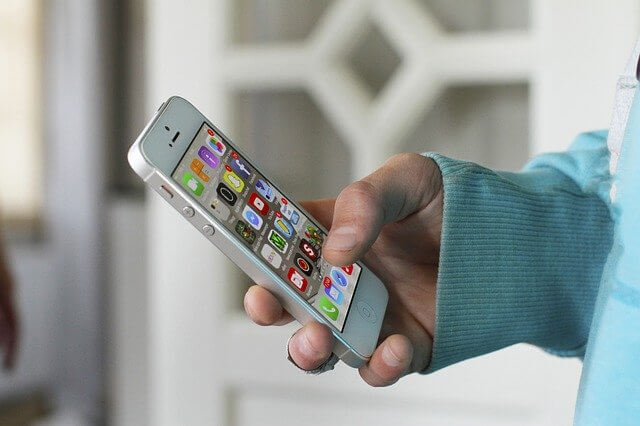 iPhone4Sを操作している手