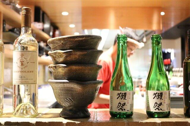 横に並べられた深いお椀と焼酎のボトル
