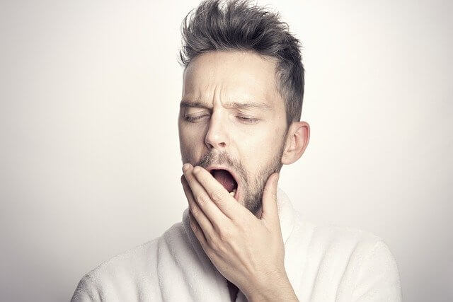 あくびをしている男性
