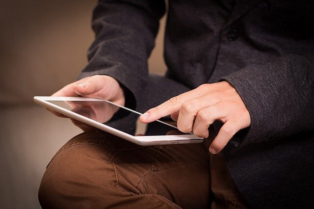 タブレットを操作している男性の手