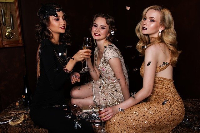 ドレス姿でシャンパンを乾杯する3人の女性