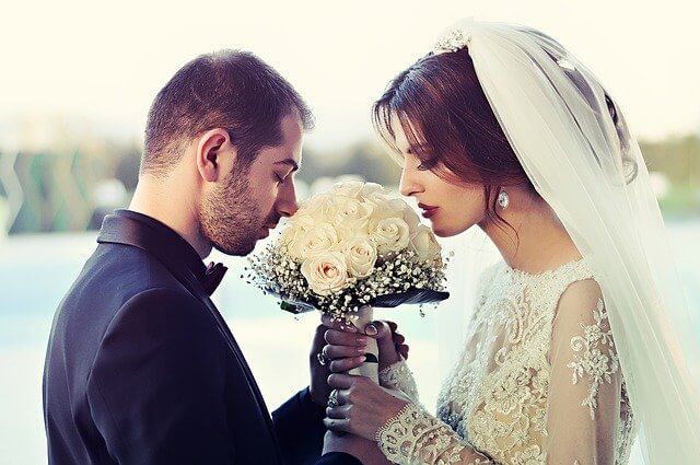1つのブーケを持っている新郎新婦