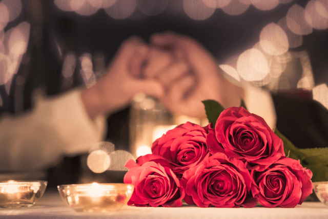 テーブルの上に置かれた薔薇の花束