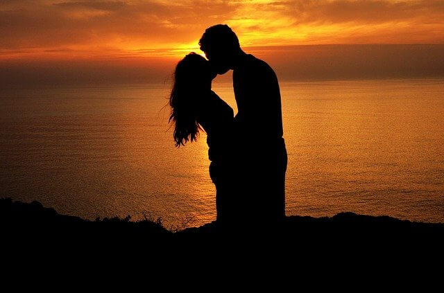 海岸でキスをする恋愛中の男女